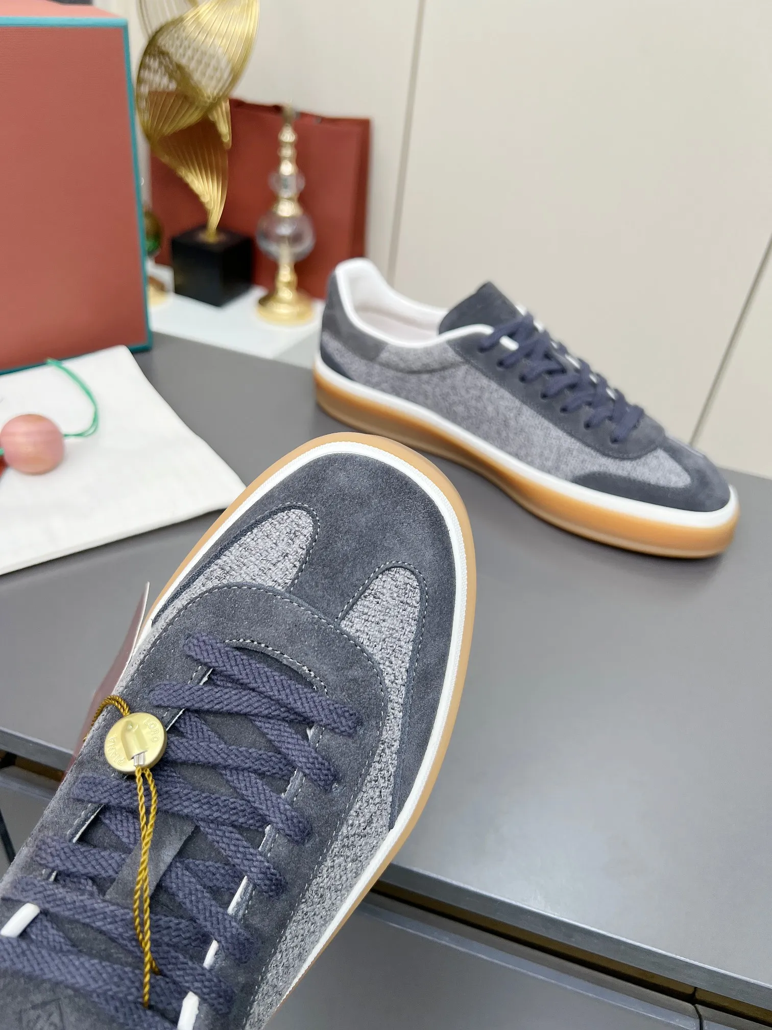 Men's shoes 💰600 purchasing agent, high version 🦅⛳️ Italy [Loro Piana] Tennis walk series LP couple's moral training shoes casual sports shoes sneakers 🎁🎁 Original purchase development and production This new suede tennis shoe adopts an ultra-low design, suitable for wearing all year round 👫👫 The wrapped sole creates an effortlessly attractive color combination that harmoniously blends functionality with understated style, making it the ideal shoe for urban wear. Soft calfskin tongue with Kummel color insert at the heel, cotton lace upper with embossed LP logo, cowhide suede sole, rubber-lined calfskin ✦ Upper: special linen ➕ eco-friendly cowhide ✦ lining: cowhide lining ➕ cowhide insole ✦ sole: original molded TPR ultra-light outsole ✦ packaging: original complete package ✦Female size: 35--40 ✦Male size: 39--45